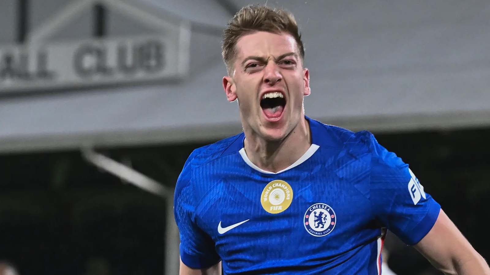 แมนเชสเตอร์ ยูไนเต็ด เป็นหนึ่งในห้าสโมสรจากพรีเมียร์ลีกที่กำลังจับตาดูศูนย์หน้าดาวรุ่งที่กำลังฟอร์มตกรายนี้ 
